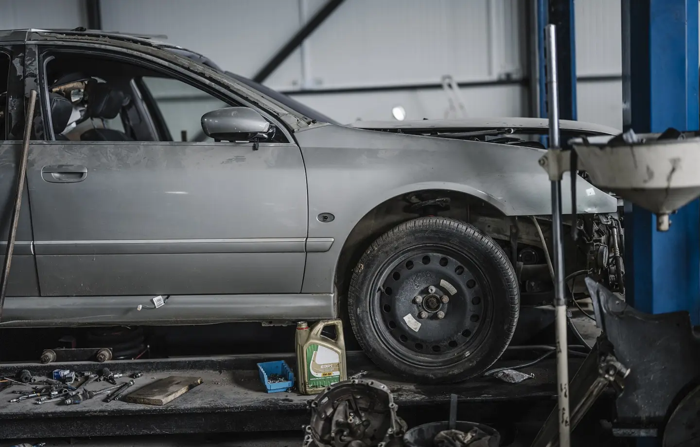 Samochód na podnośniku w warsztacie mechanicznym