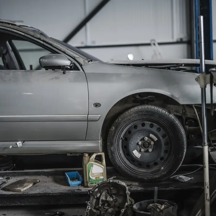Samochód na podnośniku w warsztacie mechanicznym