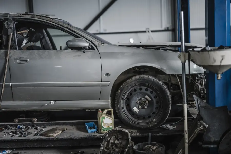 Samochód na podnośniku w warsztacie mechanicznym