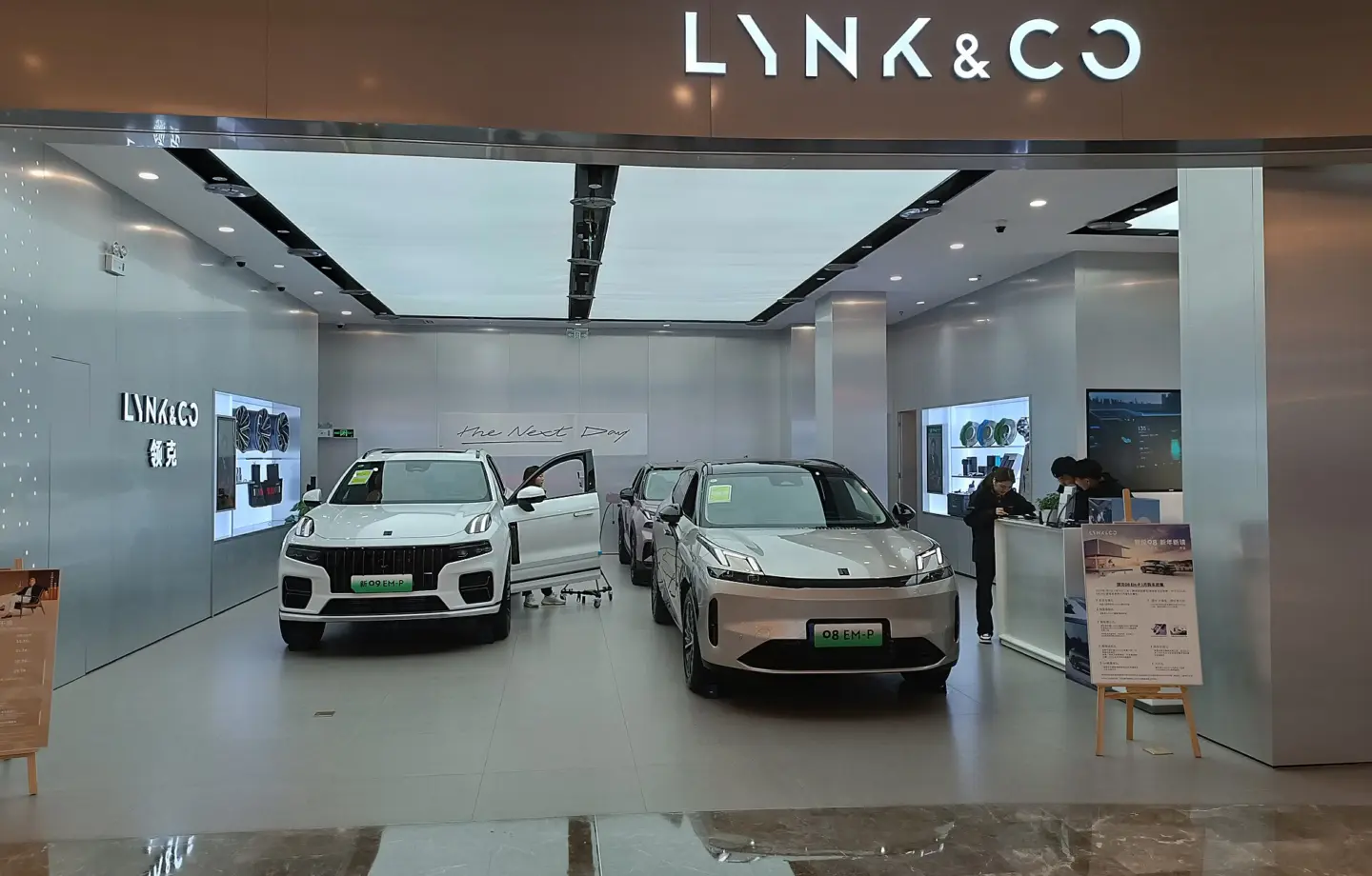 Nowe SUV-y wystawione w salonie samochodowym