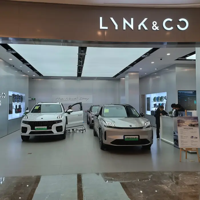 Nowe SUV-y wystawione w salonie samochodowym
