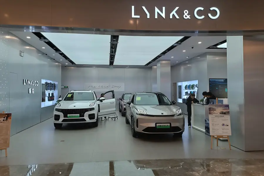Nowe SUV-y wystawione w salonie samochodowym