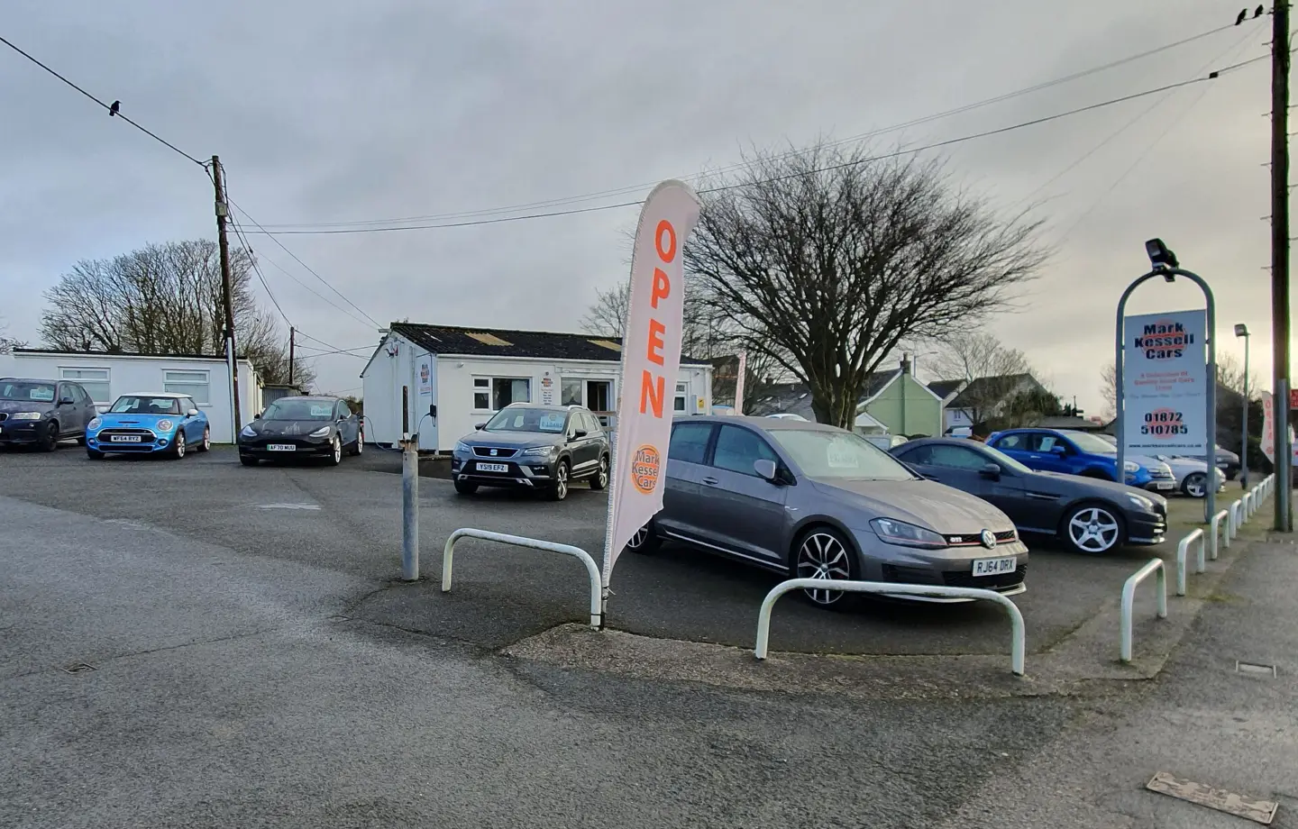 Plac komisu z używanymi samochodami