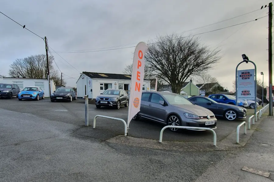 Plac komisu z używanymi samochodami