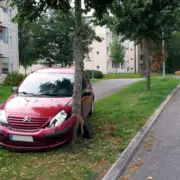Uszkodzony przód samochodu po wypadku