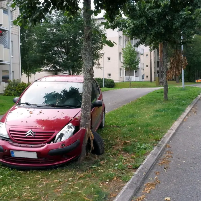 Uszkodzony przód samochodu po wypadku