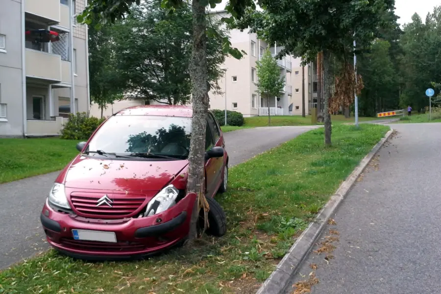 Uszkodzony przód samochodu po wypadku