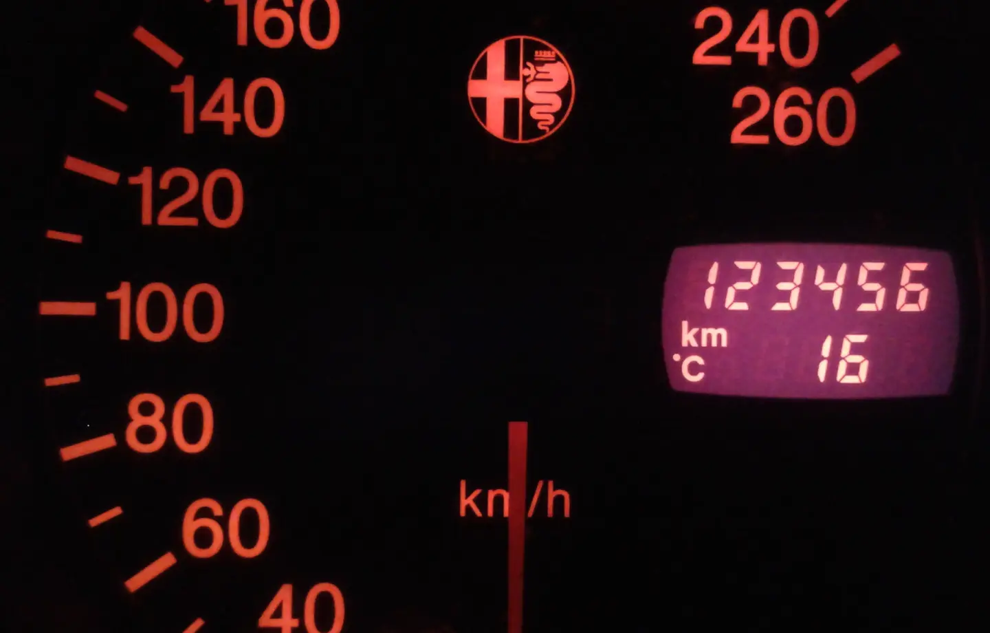 Licznik przebiegu samochodu pokazujący 123 456 km