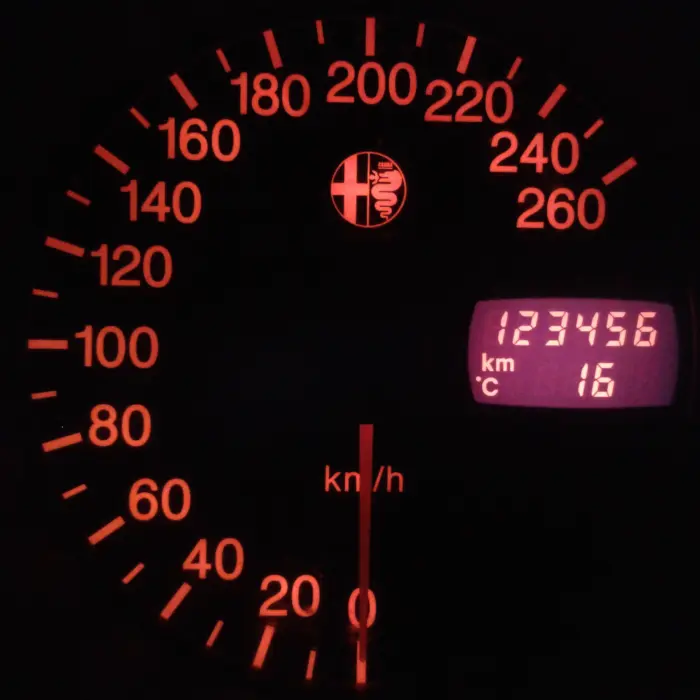 Licznik przebiegu samochodu pokazujący 123 456 km