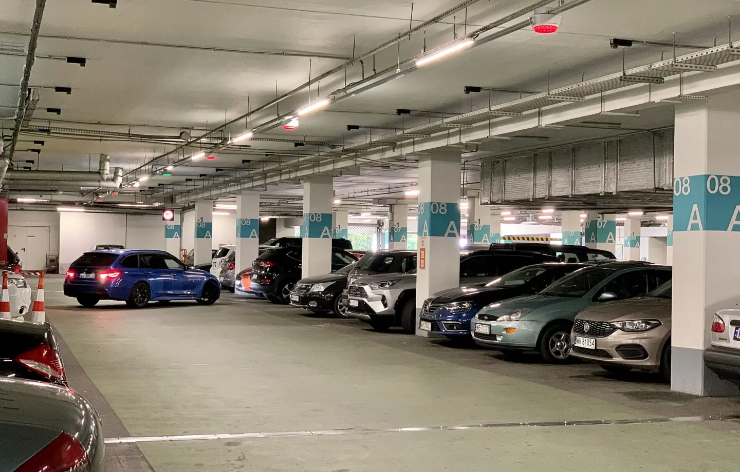 Samochody na parkingu w Warszawie
