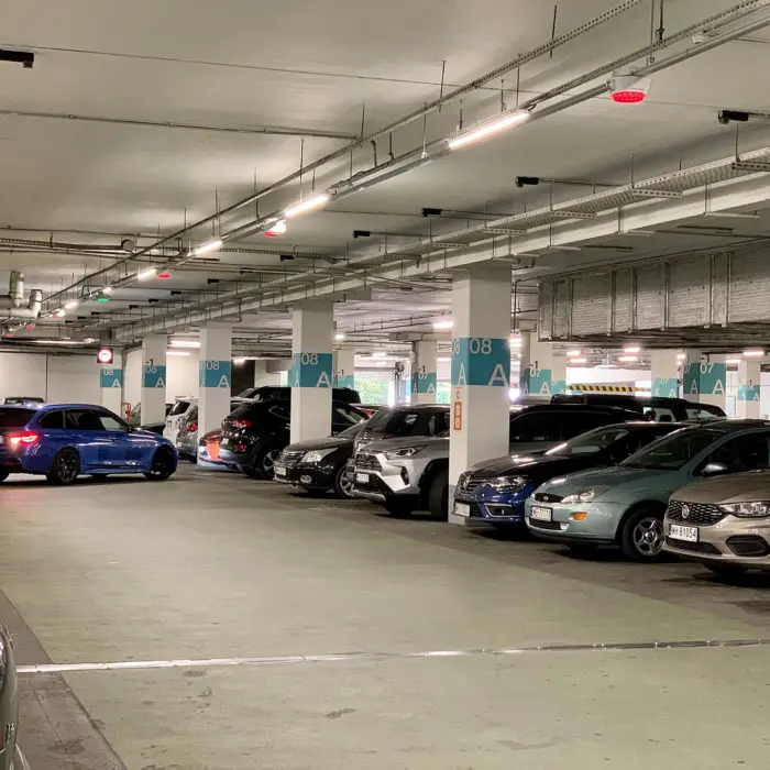 Samochody na parkingu w Warszawie