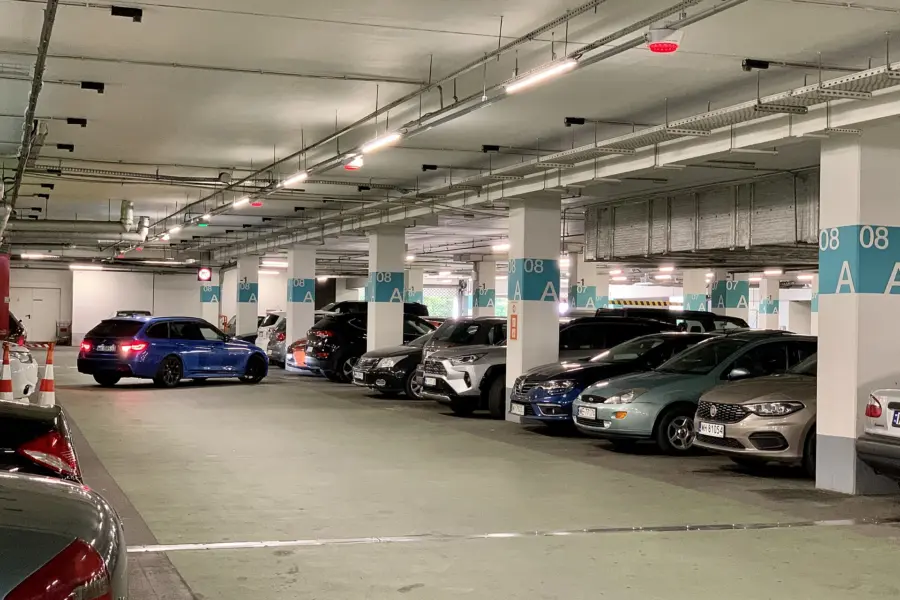 Samochody na parkingu w Warszawie