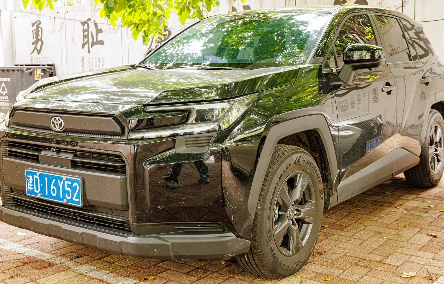 Toyota RAV4 szóstej generacji widziana z przodu