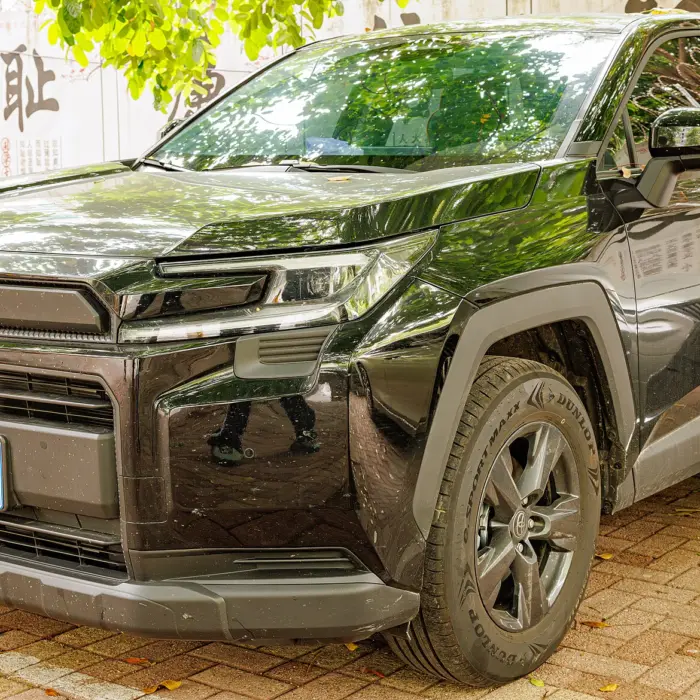 Toyota RAV4 szóstej generacji widziana z przodu
