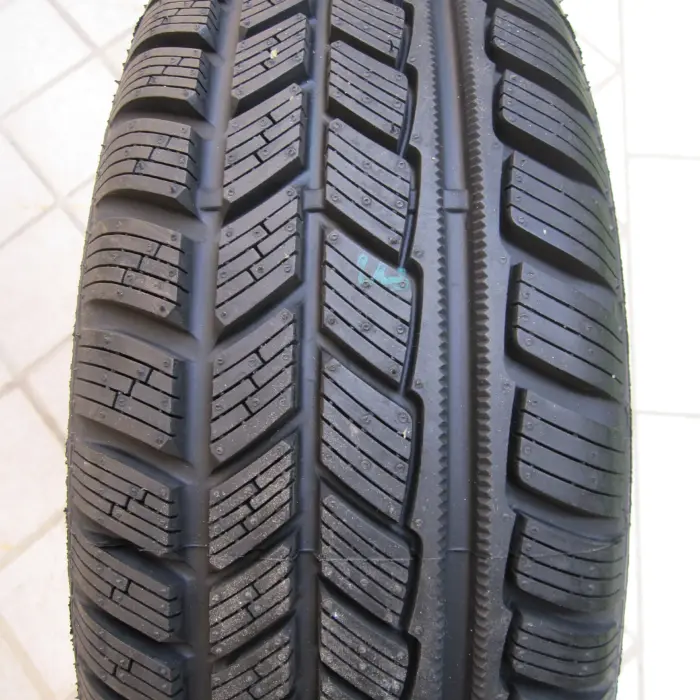 Oznaczenia na boku opony zimowej, w tym symbol M+S i płatek śniegu