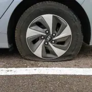 Uszkodzona opona samochodowa