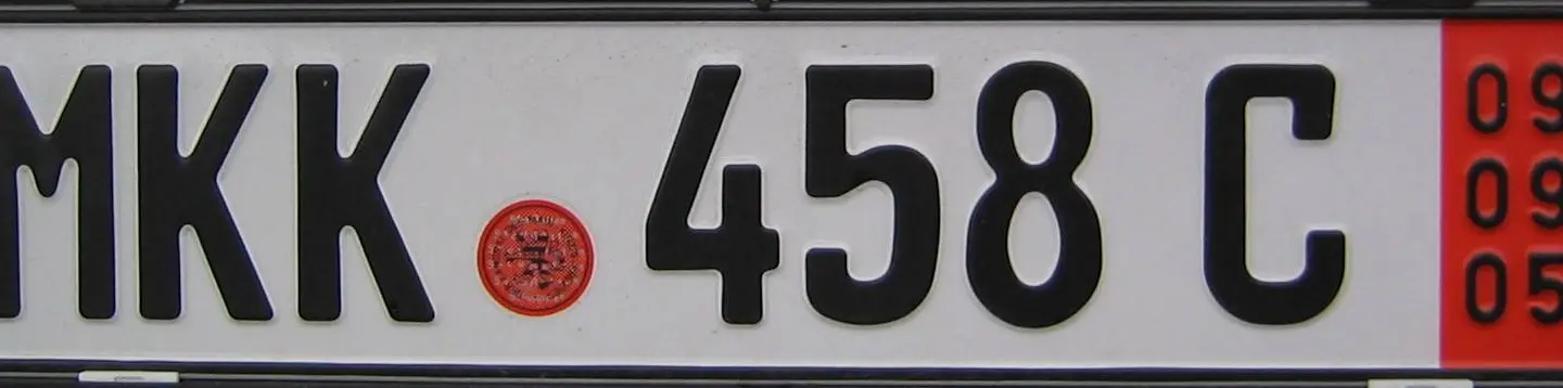 Niemiecka tablica wywozowa na samochodzie sprowadzanym z Niemiec
