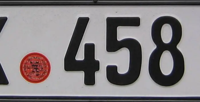 Niemiecka tablica wywozowa na samochodzie sprowadzanym z Niemiec